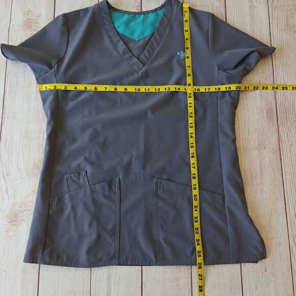 Pair of v-neck scrub tops sz S - Picture 4 of 10